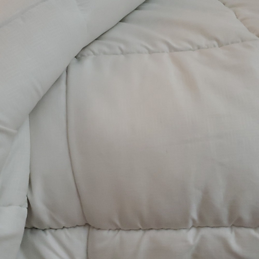 Comforter - Picture 2 of 3